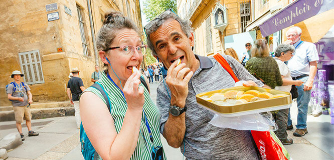 two-people-eating-cookies in aix-en-provence france